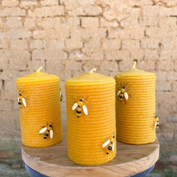 Veľký stĺp so včelami