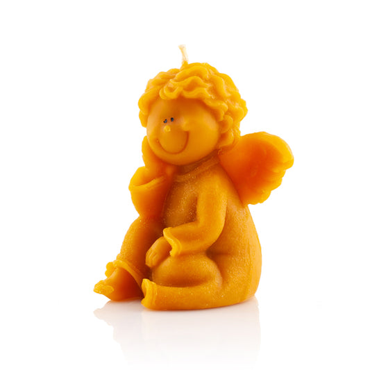 Anjel usmiaty s rukami pod bradou